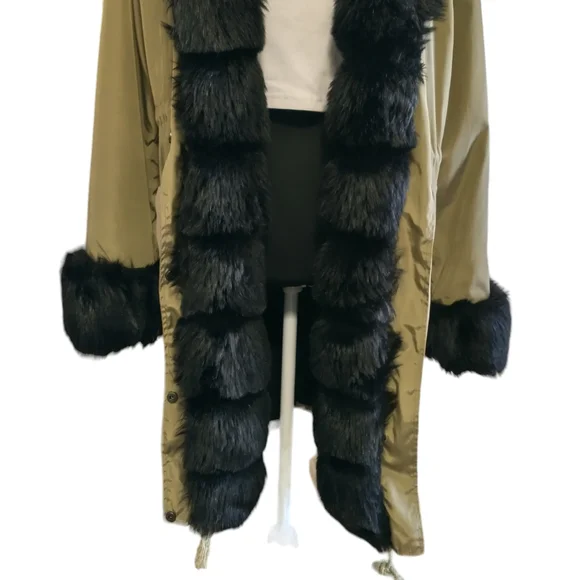 Roiii Winter Coat Luxury Women's (Faux Fur) Hooded Long Jacket. (Size/ M) - Picture 6 of 15